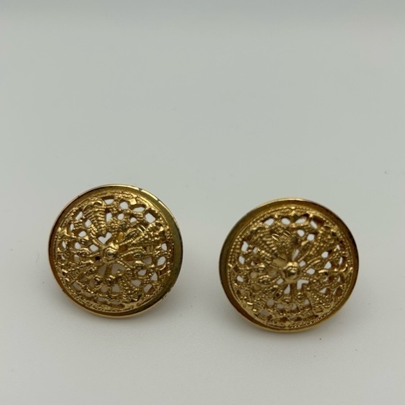 Vintage Monet Gold Tone Floral Round Medallion Button Dome Clip On Earrings - Picture 4 of 7
